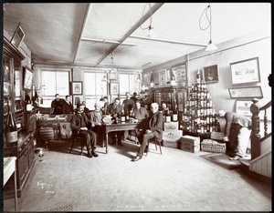 Skupina mužů popíjejících víno v obchodě s vínem a alkoholem G.L. Nicholas, Beaver Street 43, New York, 1895 (stříbrný želatinový tisk)